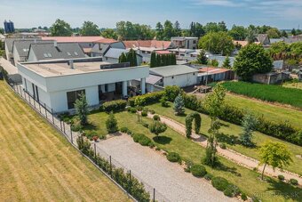 Domov v oáze pokoja s udržiavaným pozemkom 4348 m2 v MA - 8