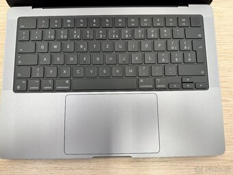 MacBook Pro (14-palcový, M3) - 8