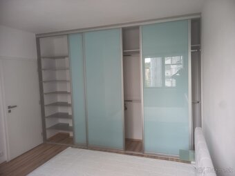 PONÚKAME NA DLHODOBÝ PRENÁJOM 3-izbový byt s 80 m2 terasou - 8