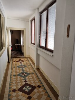 Dom pri minerálnom prameni, s potokom na konci záhrady - 8