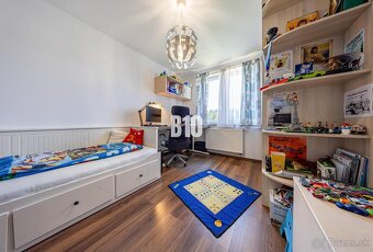 ÚTULNÝ 4 IZBOVÝ RODINNÝ DVOJDOM S BAZÉNOM A TERASOU - 8