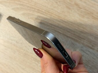 Apple iPhone 15 Pro 256GB prírodný titán - 8