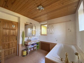 ZNÍŽENÁ CENA RODINNÁ USADLOSŤ v úžasnej lokalite, pozemok - 8