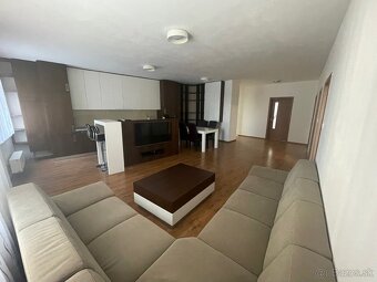 Priestranný 4izbový byt 120m2 s krytým parkovaním pre 2 autá - 8