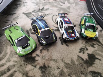 Spolu 2 autodrahy Carrera.malo pouzivane...takze 4 auticka.. - 8