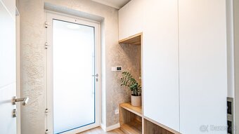 Zabývaná novostavba 2020, pozemok 496 m2,komplet zariadená - 8