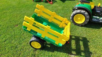 Predám elektr.traktor Peg Perego John Deere - 8