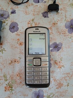 Mobil Nokia 108 a mobil Nokia 6070 - 8