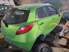 Mazda 2 benzín 1.35 i 2011 - 8