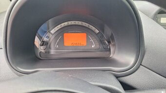 Predám Citroën C2 1.1 44kW benzín - 8