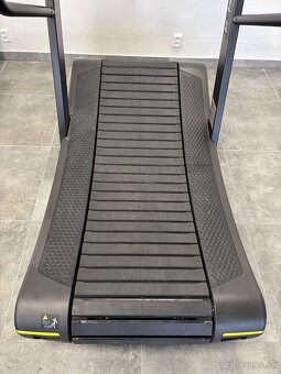 Technogym SkillMill - bezmotorový pás - 8