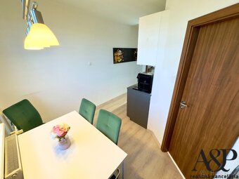 REKONŠTRUOVANÝ VEĽKÝ 3 IZB. BYT S DVOMI BALKÓNMI, 84M2, ROBO - 8