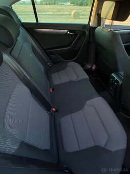 Volkswagen Passat B7 Sedan - 8
