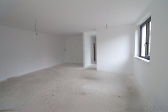 MODERNÝ DVOJDOM V POVODE- VEĽKÝ POZEMOK - 8