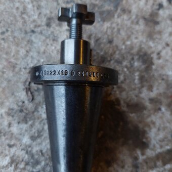 Redukcie  a upinače ISO 40 - 8