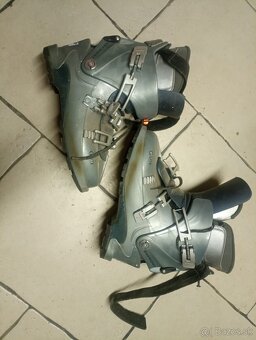 Lyže s lyžiarkami a palicami na predaj - 8