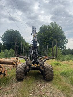 John Deere 810D - 8