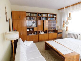 Na predaj rodinný dom s veľkým pozemkom 2303 m2 v obci Hradi - 8