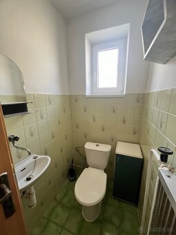 Rodinný dom s veľkým pozemkom v tichej uličke - 8