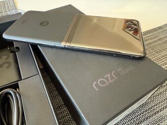 Predam Motorola Razr 40 Ultra 256Gb Cierna - 8