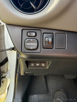 Toyota Yaris Hibrid 1.5 - 8