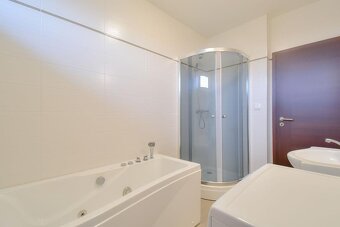 -Moderný 4-izbový bungalov s veľkým pozemkom len 10 minút od - 8