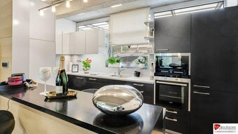 Predaj moderná 5 izbová vila, 265 m2, pozemok 953 m2, bazén, - 8