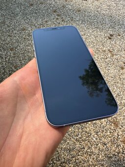 iPhone 12 - baterie 94% - 8