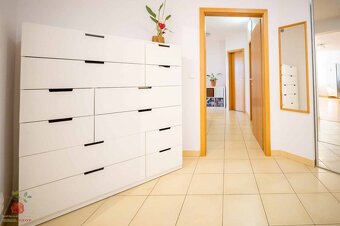 Veľkometrážny slnečný 3-izbový byt s balkónom a garážou - 8