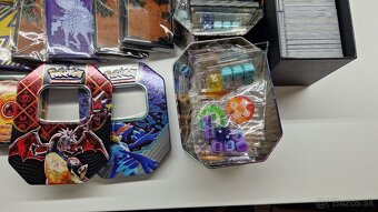 Predám kolekciu Pokémon TCG doplnkov a karier - 8