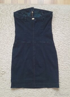 Riflové šaty MOSCHINO č. - 8