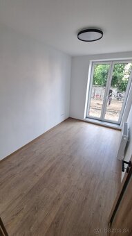 Priestranný 4-izbový byt s veľkou predzáhradkou na prenájom - 8