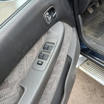 Mazda b2500.       Big food. - 8