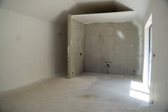 Rodinný dom s moderným vidieckym dizajnom - 8