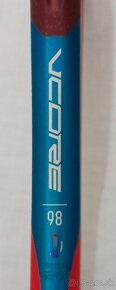 YONEX VCORE 98 305g Tango Red, 2021, grip 4, posledný kus - 8
