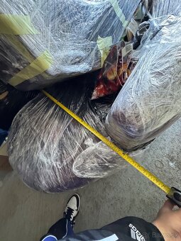 Elegantný fialový gauč s taburetkou a vankúšmi – výborný sta - 8