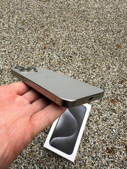 iPhone 15 pro - baterie 100% - 8