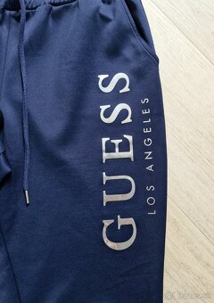 Guess tmavo cervene,namornicke modre logovane teplaky - 8