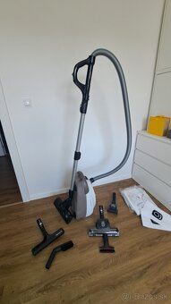 Predám vysávač rowenta Silence Force - 8
