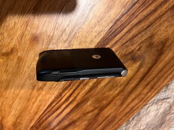 Motorola legendárne mobily RAZR V3/SLVR L7e/KRZR K1 - 8