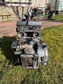 Motor z motorky Kawasaki ER-5 - 8
