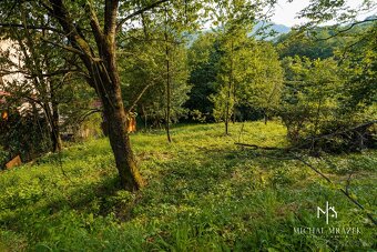 rozlohe 820 m2 v pokojnej časti mesta Nová Baňa. Cena je bez - 8