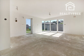 Na predaj skolaudovaný 4i RD s pozemkom 596 m² v Malej Pake. - 8