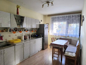 ZNOVU V PONUKE-PADNUTÁ REZERVÁCIA KRÁSNY ZAUJÍMAVO RIEŠENÝ  - 8