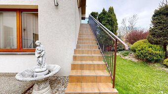 Priestranný dvojgeneračný dom po rekonštrukcii v srdci Chtel - 8