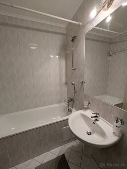 Prenájom bytu s loggiou pri jazere v časti Nové Mesto - 8