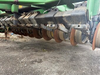 Secí stroj na obilí John Deere 750A, pracovní záběr 6m, rv 2 - 8