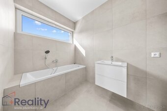 Veľký samostatne stojací štvorizbový rodinný dom na predaj - 8