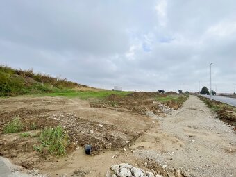 Exkluzívny stavebný pozemok s panorámou Malých Karpát - 8