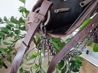 Kožená kabelka zn.DKNY - 8